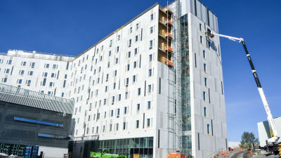 Stor sjukhusbyggnad under konstruktion.