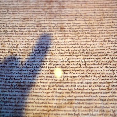 Yksi neljästä Magna Cartasta säilyneestä kopiosta on esillä British Libraryssa, Lontoossa. Kuva on otettu helmikuussa 2015.