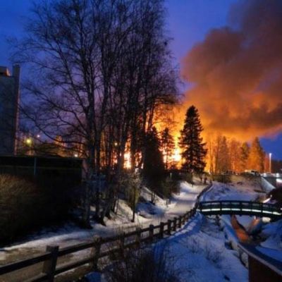 Ylivieskan kirkon palo aiheuttiama savupilvi.