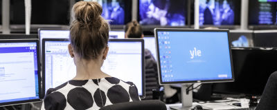 Yleläinen työpisteellään Ylen Urheilussa.