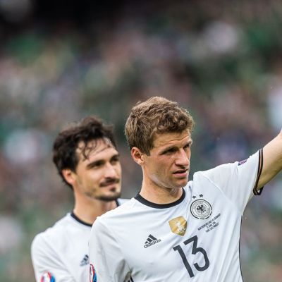 Mats Hummels ja Thomas Müller kiittävät yleisöä.