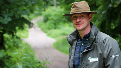 Torben Lenhart ute i skogen som fungerar som begravningsplats