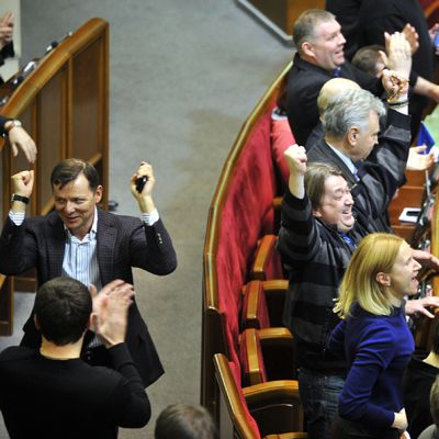 Parlamentissa riemuittiin päätöksestä nopeuttaa vangitun oppositiojohtaja Julia Timošenkon vapauttamista.