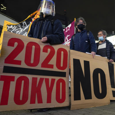 Japaner som demonstrerar mot planerna att arrangera OS i Tokyo.