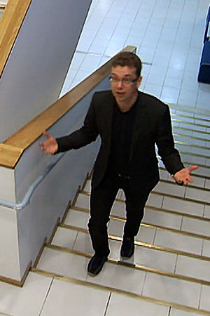 UKK-instituutin johtaja Tommi Vasankari kävelee portaissa.