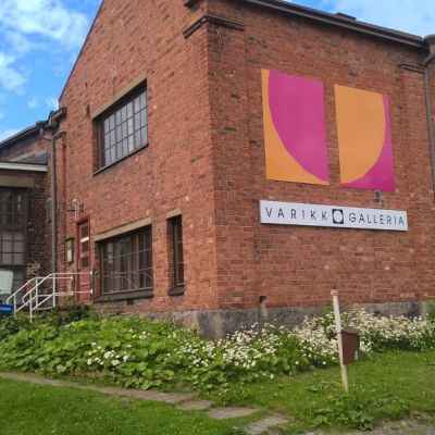 Varikko Gallerian tilat ja taiteilijoiden työtilat saneerattiiin vanhan veturitallin sivuvarastoon Seinäjoella.