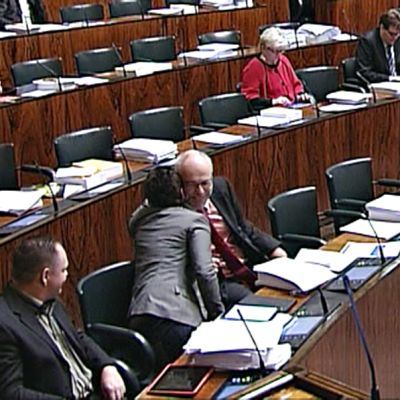 Silvia Modig halasi Erkki Virtasta eduskunnan täysistunnossa torstaina.