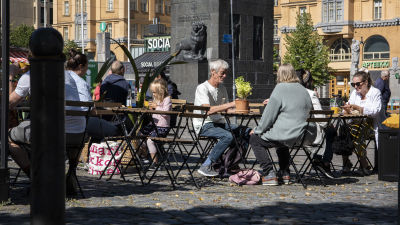 ihmisiä terassila Vaasassa