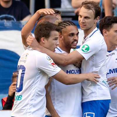 IFK Norrköping firar Simon Skrabbs mål.