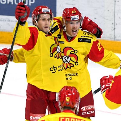 Steve Moses, Henrik Haapala ja Jesse Joensuu iloisissa tunnelmissa