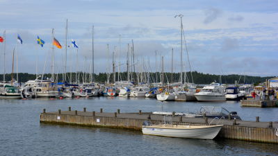Båtar i Kasnäs gästhamn på sommaren.