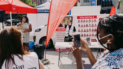 Elise-Juliette Njila (vas.) esitti yleisölle Anna Puun kappaleen Säännöt Rakkaudelle ja SDP:n kuntavaaliehdokas Säde Tahvanainen (oik.) heilutteli ruusuja laulun tahtiin.