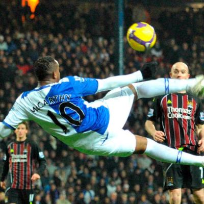 Benni McCarthy yrittää saksipotkua.