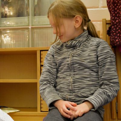 Kaksi lasta leikkii nukeilla päiväkodissa.