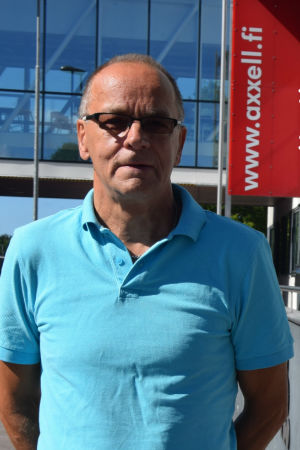 En man i blå skjorta står utanför Axxell i Karis. Han heter Clas Smeds.