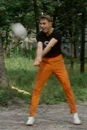 Presidentti Mauno Koivisto pelaa lentopalloa.