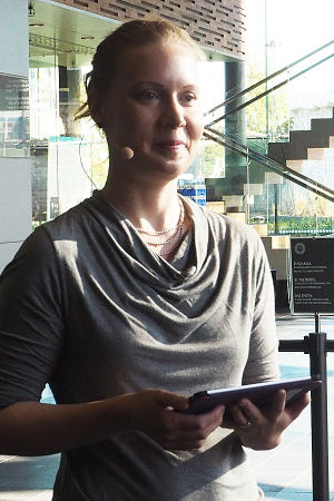 Maija Hynninen pitää Suomen säveltäjien puheenvuoron Kantapöydän suorassa lähetyksessä Helsingin Musiikkitalossa 7.10.2015. Maija Hynninen pitää Suomen säveltäjien puheenvuoron Kantapöydän suorassa lähetyksessä Helsingin Musiikkitalossa 7.10.2015.