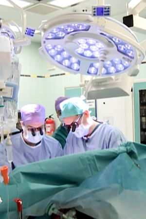 Leikkaussalissa tehdään operaatiota