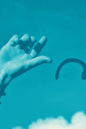 Kädet, joista käsiraudat ovat irronneet ja teksti Irti Facebookista.