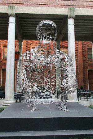 Jaume Plensan Musiikin sielu -taideteos Taiteiden palatsin edessä Cremonassa. Jaume Plensan Musiikin sielu -taideteos Taiteiden palatsin edessä Cremonassa.