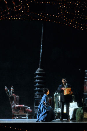 Kohtaus Puccinin oopperasta La bohème, Venetsian La Fenice -teatterin esitys.