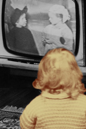 Lapset katselevat televisiota.