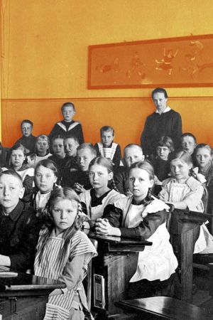 Koululaisia vuonna 1921. Oppilaat istuvat pulpeteissaan