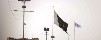 Den här bilden på gränsövergången Spin Boldak är tagen från den pakistanska sidan om gränsen. I bakgrunden, på den afghanska sidan, syns talibanernas vita flagga. Flaggan pryds av den muslimska trosbekännelsen. 