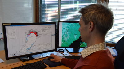 Patrick Eriksson vid Meteorologiska institutet jobbar med israpporter.