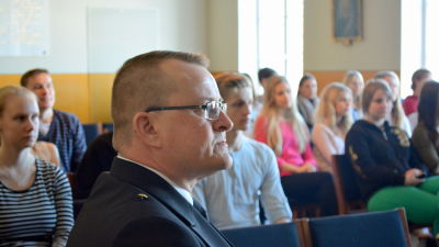 Brigadkommendör Kjell Törner från Nylands brigad besöker Borgå gymnasium.