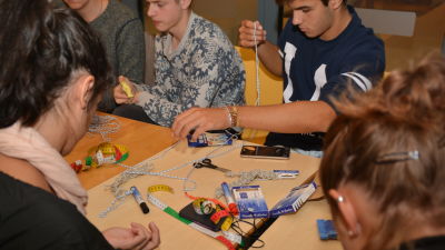 Studerande från olika länder gör armband på seminarium vid Källhagens skola i Virkby.