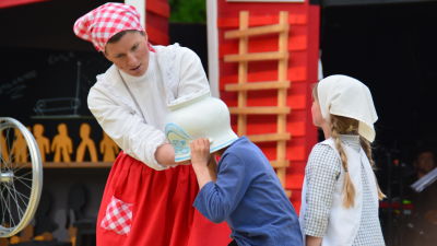 Emil har fastnat med huvudet soppskålen, en scen ur Raseborgs sommarteater.