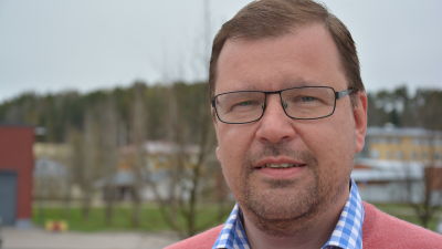 Man med glasögon, närbild, utomhus.