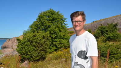 Hangöbon Jan Sandberg är med och bygger brygga på Gustavsvärn