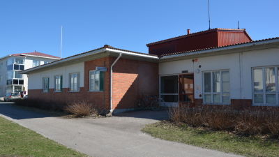 Ingången till hälsostationen i Ingå.
