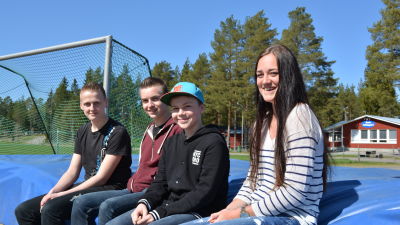 Alexander Mattsson, Linus Kojola, Oskar Sundqvist och Jenny Asplund ser fram emot nya idrottsanläggningar i Larsmo