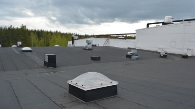 Här ryms många solfångare på taket Snellmans fabriker i Jakobstad