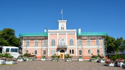 Lovisa rådhus täckt av byggställningar.
