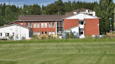 Ett rött tegelhus som är Sjundeås kommunhus.
