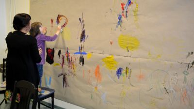 Barn ritar på väggen.