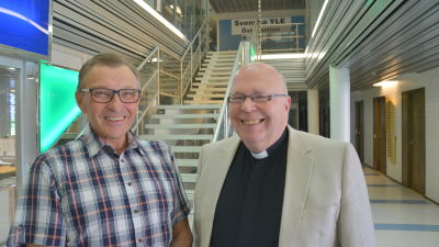 Frivilliga Sven Lindholm och kyrkoherde Tor-Erik Store inför missionsfesten i Vasa i juni 2014