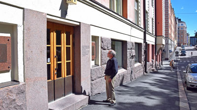 Inrikesminister Heikki Ritavuori sköts ihjäl på öppen gata utanför sitt hem på Nervandersgatan 11 i Tölö.