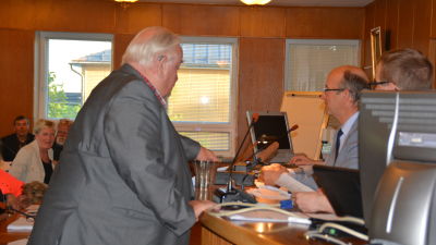 Ulf Putte Lindström röstar i stadsdirektörsvalet i stadsfullmäktige i Hangö.