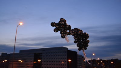 Ballonger med antirastistiska budskap flyger i väg.
