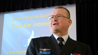 Brigadkommendör Kjell Törner från Nylands brigad besöker Borgå gymnasium.