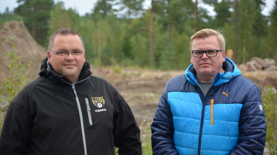 Jyrki Määttä är ordförande för IIF fotboll och Carol Österberg är tränare.