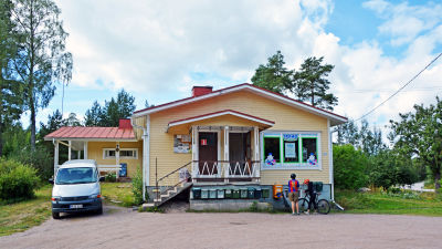 Gult hus med barn utanför