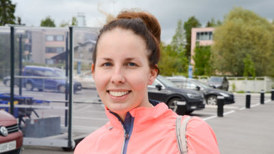 Elina Majaranta utomhus i neonpink motionsjacka.