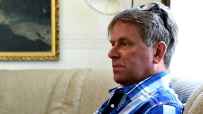 Medelålders man tittar framåt.