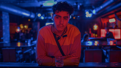 Youssef Asad Alkhatib (Omar) baaritiskillä miettelijään näköisenä